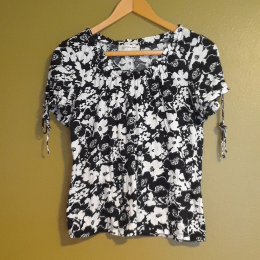 Ladies Black/White Floral Top Size is Med or Petite Large